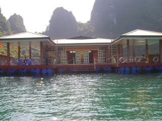 Musée flottant de la pêche dans Baie d'Ha-Long