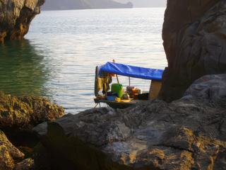 Bateau maison de pêcheur caché dans une crique