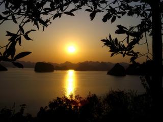Coucher du soleil sur la baie d'Ha Long