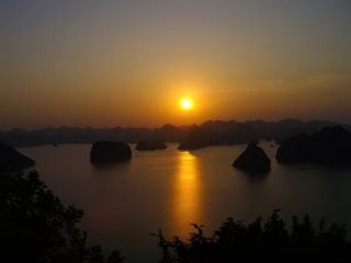 Coucher du soleil sur la baie d'Ha Long