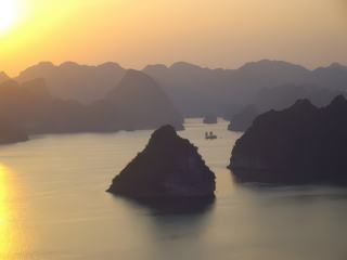 Coucher du soleil sur la baie d'Ha Long