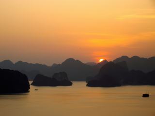 Coucher du soleil sur la baie d'Ha Long