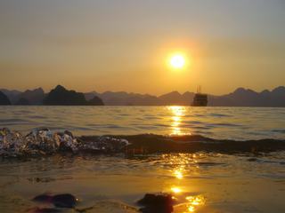 Coucher du soleil sur la baie d'Ha Long