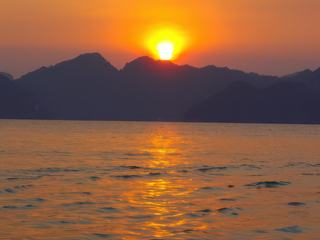 Coucher du soleil sur la baie d'Ha Long