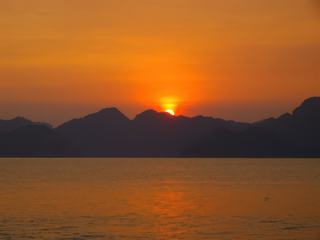 Coucher du soleil sur la baie d'Ha Long