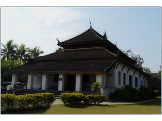 Le Vat Visunnarat ne ressemble à aucun autre temple avec ses fenêtres à balustres inspirées du temple khmer de Wat Phou, dans le Sud du pays.