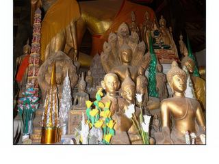 Une multitude de Bouddha doré de petites tailles entoure le Bouddha géant.