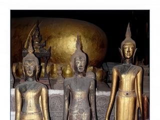 Trois Bouddha de bois doré appelant la pluie (bras le long du corps)