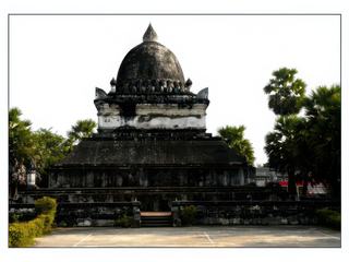 Le That Pathum "stupa du Lotus" haut de 34,5 mètres. Sa construction débuta en 1503 et dura 19 mois. En raison de sa coupole on l'appelle plus communément That Makmo "stupa de la Pastèque".