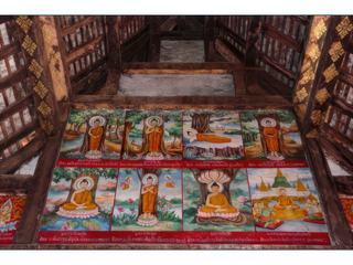 Fresques murales représentant la vie de Bouddha.