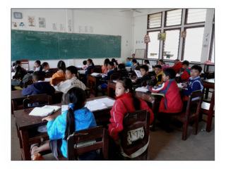 Une salle de classe et des enfants studieux.