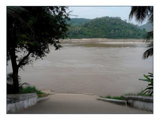 Embarcadère au bord du Mekong, nous allons prendre un bateau lent.