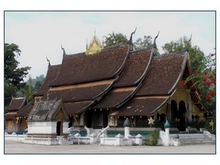 Le Vat Xieng Thong est le joyau de Luang Prabang. Ce temple somptueux date du milieu du XVIème siècle et est un des rares a avoir été épargné par la mise à sac de la ville en 1887 par les Pavillons Noirs, une faction dissidente de l' armée chinoise reconvertie dans le banditisme et le pillage. Remarquez la superbe toiture à pans superposés.