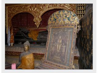 Ce sanctuaire appelé "la chapelle rouge" abrite le Bouddha couché particulièrement rare, il date de la construction du monastère. La statue a été représentée à Paris à l' exposition coloniale de 1931.