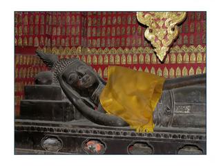Remarquez le geste gracieux de la main de Bouddha couché.