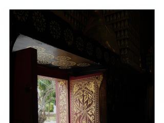 Une des fenêtres du sanctuaire abritant le Bouddha couché.