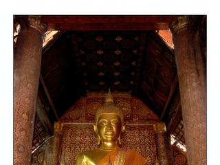 A l'intérieur du Vat Xieng Thong le Bouddha doré au milieu de colonnes de bois aux décorations très élaborées.