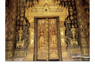 Porte sculptée et dorures polychromes sur bois.