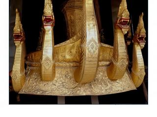 Proue à tête de dragons du char funéraire royal. Haut de 12 mètres, il est monté sur pneus pour être tiré dehors. La salle renferme également des urnes funéraires de la famille royale.