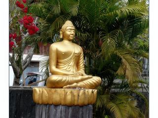 Bouddha dans les jardins du Vat Choum Khong.