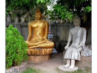 Bouddha dans les jardins du Vat Choum Khong.