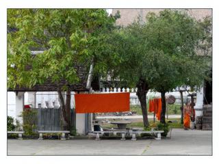 Derrière la lessive couleur safran qui sèche au soleil on aperçoit le tambour des bonzes.