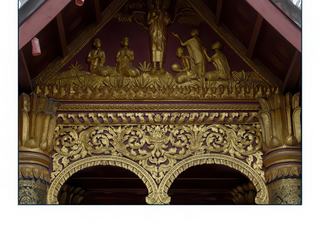 Sculptures dorées sous la toiture et la au dessus de la porte d' entrée du sim.