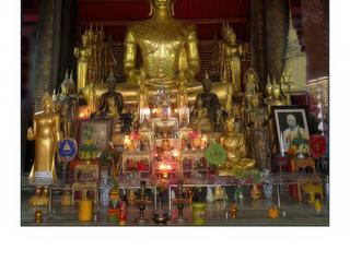 Le Bouddha d'or fin est exposé à la vénération des foules à l'occasion du Nouvel An.