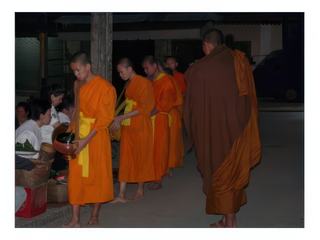 En silence, pieds nus, vêtus de la robe safran et portant leur sébile en bandoulière ils sont des dizaines à défiler pour mendier leur nourriture, comme autrefois Bouddha l'avait fait.