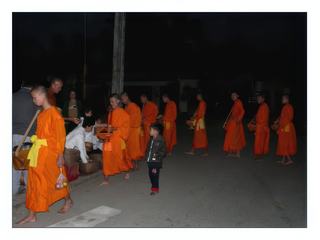 Sans doute, dans quelques années, sera t-il lui aussi novice.Dans chaque famille, en principe les garçons vont passer au moins quelques mois dans les monastères. Tous bien sur ne prononcent pas leurs voeux mais ça leur permet de parfaire leur éducation religieuse et d'étudier.