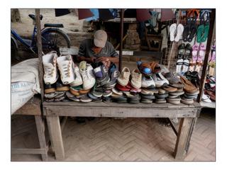 Le cordonnier est aussi marchand de chaussures d'occasion.
