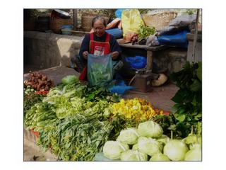 Un petit tour au marché local ; un bel étal de légumes et de plantes sauvages.