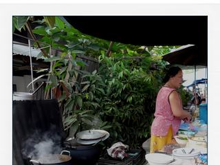 Traiteur en plein air sur le marché.