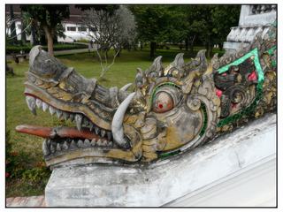 Tête de l'un des deux dragons qui ornent chaque côté de l'escalier.