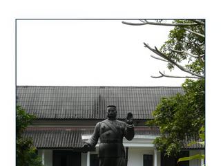 Imposante statue de bronze du roi Sisavang Vong.