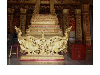 Estrade de l'ancien patriarche suprême de la communauté bouddhique lao.