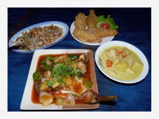 Après le spectacle, un délicieux repas lao.