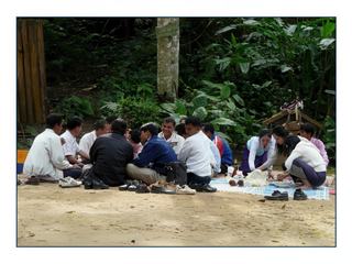 Un sympathique groupe de jeunes lao déjeunent près de nous.