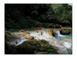 Les chutes descendent sur des formations calcaires dans lesquelles elles ont creusé plusieurs petits bassins de couleur turquoise.