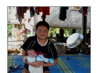 Jeune maman et son bébé.
