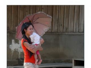 La jeune maman à l'ombrelle.