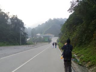 Direction poste frontière du Laos