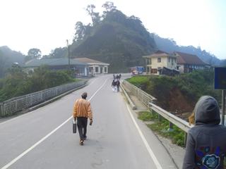 Direction poste frontière du Laos