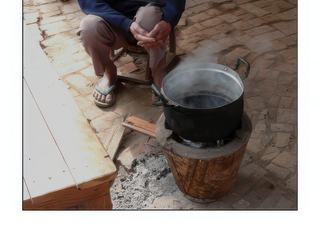 Cuisson des haricots noirs pour le repas du midi.