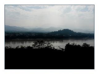 Au sommet d'une colline, nous avons une vue imprenable sur le Mékong et la ville de Luang Prabang noyés dans la brume.