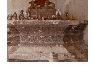 Les offrandes à Bouddha laissent à penser que des fidèles viennent toujours l' honorer.