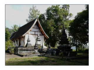 Le Vat Long Khun est lui aussi dans un écrin de verdure calme et serein.
