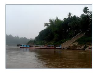 Nous embarquons vers 8 heures du matin sur un "bateau lent" comme celui-ci pour aller visiter les grottes sacrées de Pak Ou.