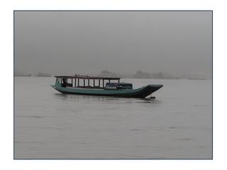 A travers une brume épaisse qui se dissipera dans la matinée, le bateau glisse lentement.