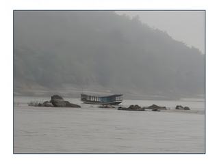 Naviguer sur le Mékong n' est pas chose aisée, dangereux pendant la saison des pluies il est conseillé de l'emprunter en période sèche. Les Laos sont experts dans cette navigation.